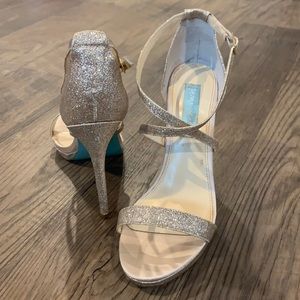 BETSEY JOHNSON Gold Sparkle Heels 8